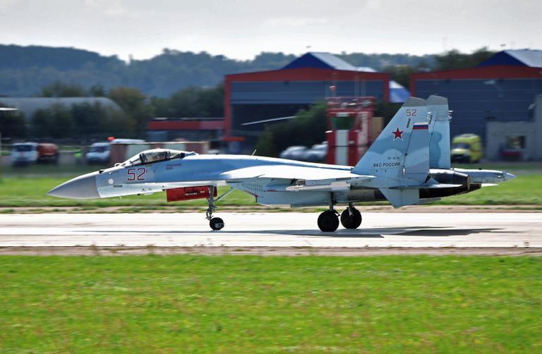 Российский многофункциональный истребитель Су-35С на Международном авиационно-космическом салоне МАКС-2019 в подмосковном Жуковском