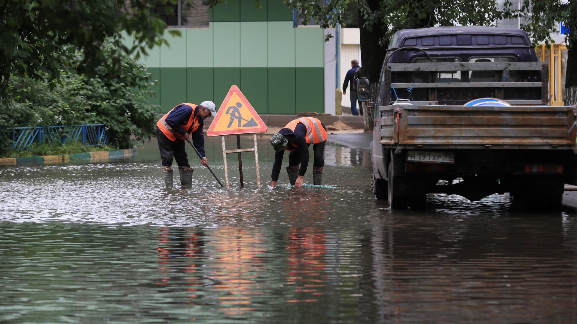Работники коммунальных служб откачивают воду на улице Вокзальная в Красногорске - РИА Новости, 1920, 21.04.2022