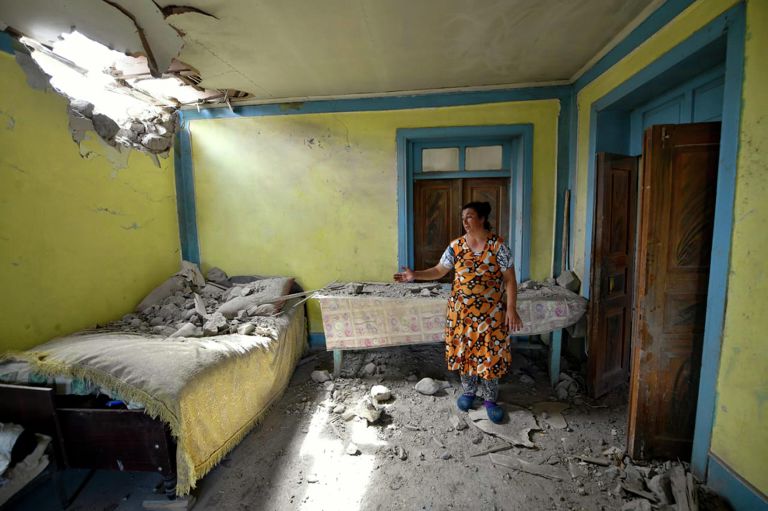 Повреждения в жилом доме, пострадавшем в результате обстрела на азербайджано-армянской границе в Товузском районе Азербайджана