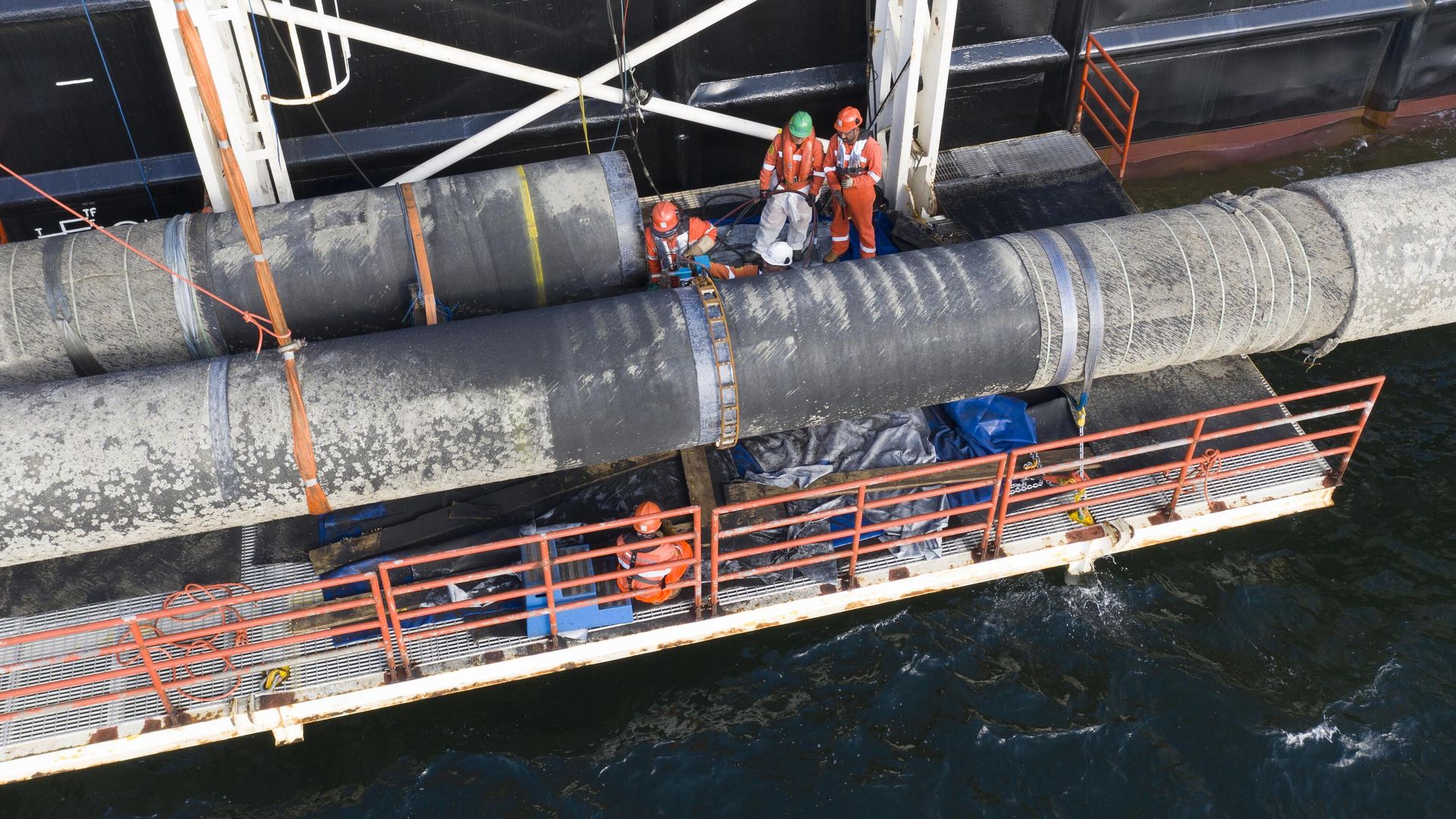 Надводная сварка захлестного стыка морской части газопровода Северный поток — 2 Надводная сварка захлестного стыка морской части газопровода Северный поток — 2 - РИА Новости, 1920, 08.09.2020