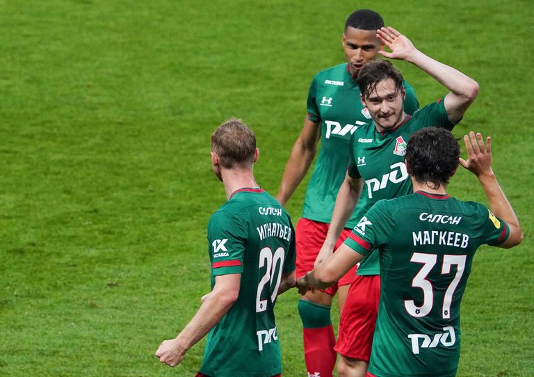 Игроки Локомотива радуются забитому мячу