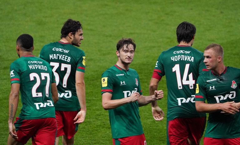 Игрок Локомотива Алексей Миранчук (в центре) радуется забитому мячу Игрок Локомотива Алексей Миранчук (в центре) радуется забитому мячу
