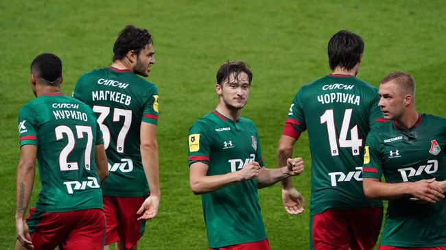Игрок Локомотива Алексей Миранчук (в центре) радуется забитому мячу