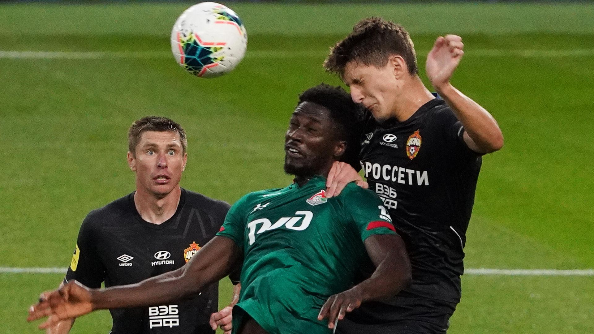 Игрок ЦСКА Игорь Дивеев, игрок Локомотива Антонио Эдер и игрок ЦСКА Кирилл Набабкин Игрок ЦСКА Игорь Дивеев, игрок Локомотива Антонио Эдер и игрок ЦСКА Кирилл Набабкин - РИА Новости, 1920, 27.09.2020