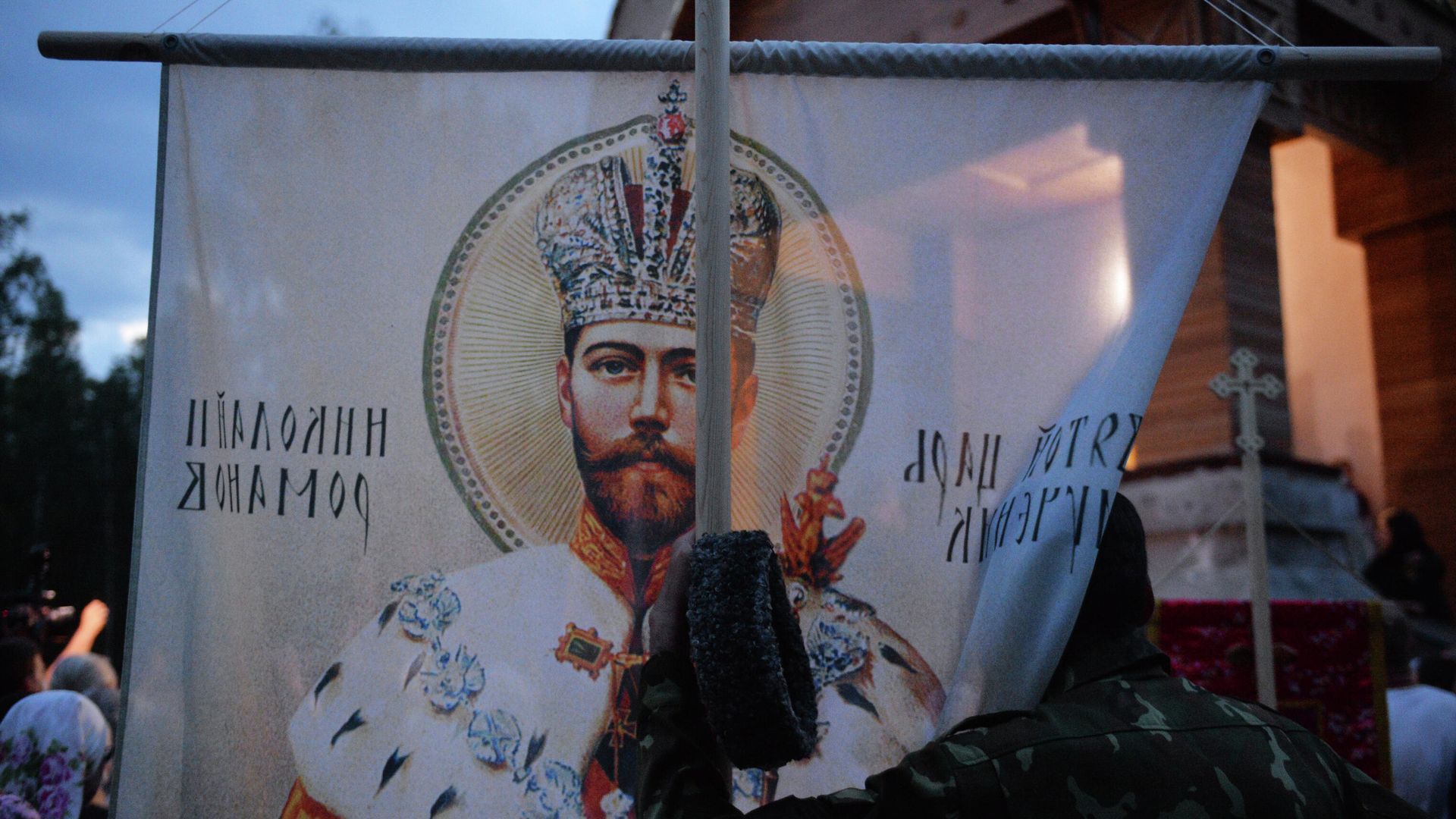 Верующие во время альтернативного Царского крестного хода у стен Среднеуральского женского монастыря - РИА Новости, 1920, 06.10.2021