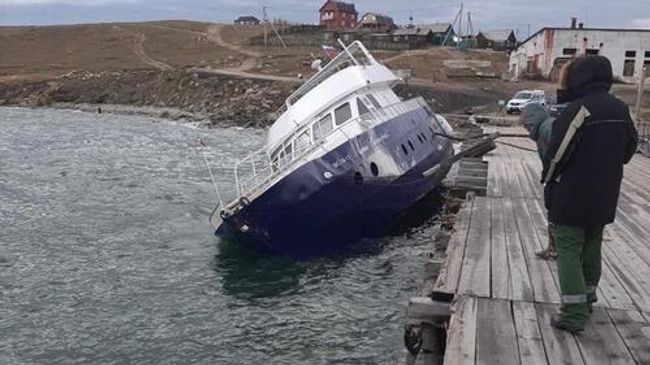 Судно, накренившееся я из-за шторма у причала в поселке Хужир Судно, накренившееся я из-за шторма у причала в поселке Хужир