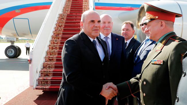 Председатель правительства РФ Михаил Мишустин во время церемонии встречи в аэропорту Минска Председатель правительства РФ Михаил Мишустин во время церемонии встречи в аэропорту Минска