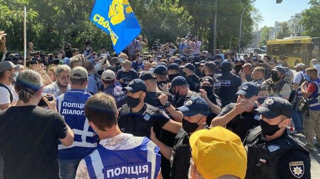 Митинг против законопроекта об отмене обязательного обучения в школах на украинском языке у здания Верховной рады Украины. 17 июля 2020 Митинг против законопроекта об отмене обязательного обучения в школах на украинском языке у здания Верховной рады Украины. 17 июля 2020
