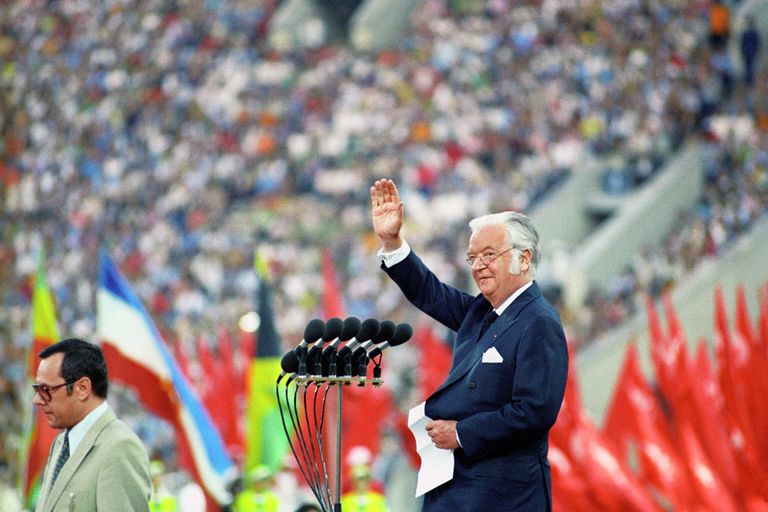 Президент Международного Олимпийского Комитета лорд Килани приветствует зрителей и спортсменов на торжественной церемонии закрытия Игр XXII Олимпиады Президент Международного Олимпийского Комитета лорд Килани приветствует зрителей и спортсменов на торжественной церемонии закрытия Игр XXII Олимпиады