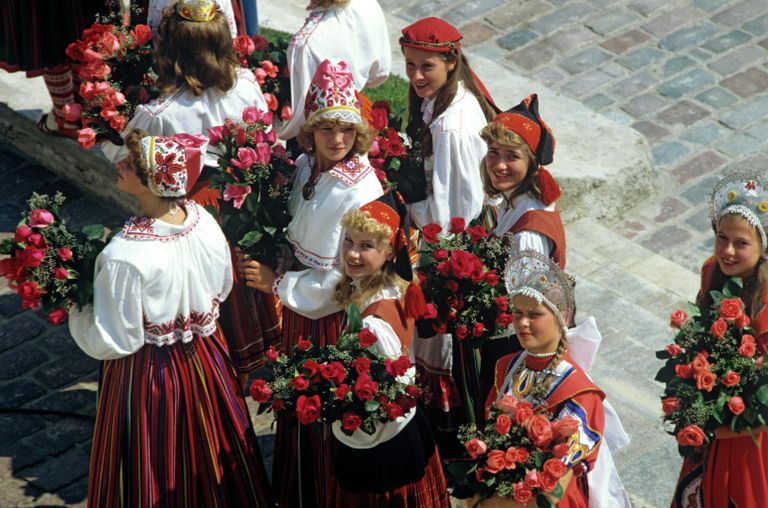 Девушки в национальной одежде с красными розами Девушки в национальной одежде с красными розами