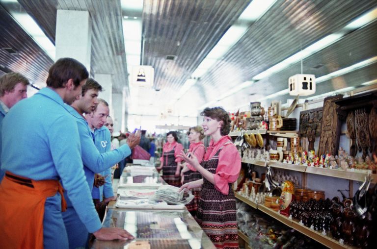 XXII Олимпийские игры в Москве. Торговый центр Олимпийской деревни. Киоск с сувенирами XXII Олимпийские игры в Москве. Торговый центр Олимпийской деревни. Киоск с сувенирами