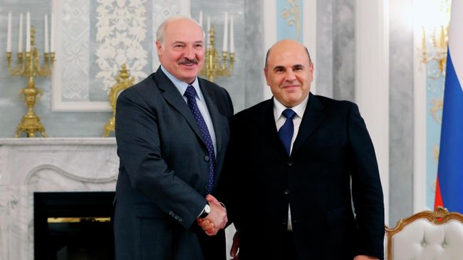 Председатель правительства РФ Михаил Мишустин и президент Белоруссии Александр Лукашенко во время встречи в Минске Председатель правительства РФ Михаил Мишустин и президент Белоруссии Александр Лукашенко во время встречи в Минске