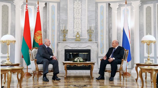 Председатель правительства РФ Михаил Мишустин и президент Белоруссии Александр Лукашенко во время встречи в Минске Председатель правительства РФ Михаил Мишустин и президент Белоруссии Александр Лукашенко во время встречи в Минске