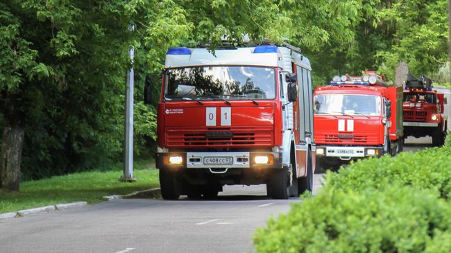 Техника МЧС на месте пожара в городе Баксан Техника МЧС на месте пожара в городе Баксан