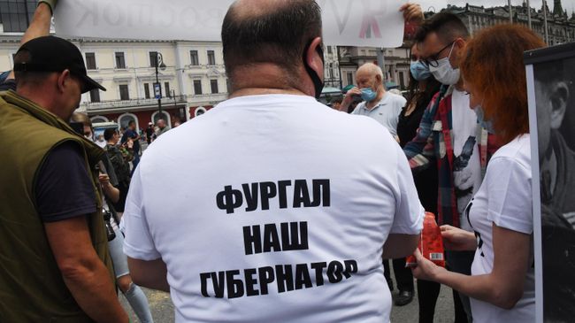 Участники несанкционированной акции в поддержку губернатора Хабаровского края Сергея Фургала во Владивостоке Участники несанкционированной акции в поддержку губернатора Хабаровского края Сергея Фургала во Владивостоке