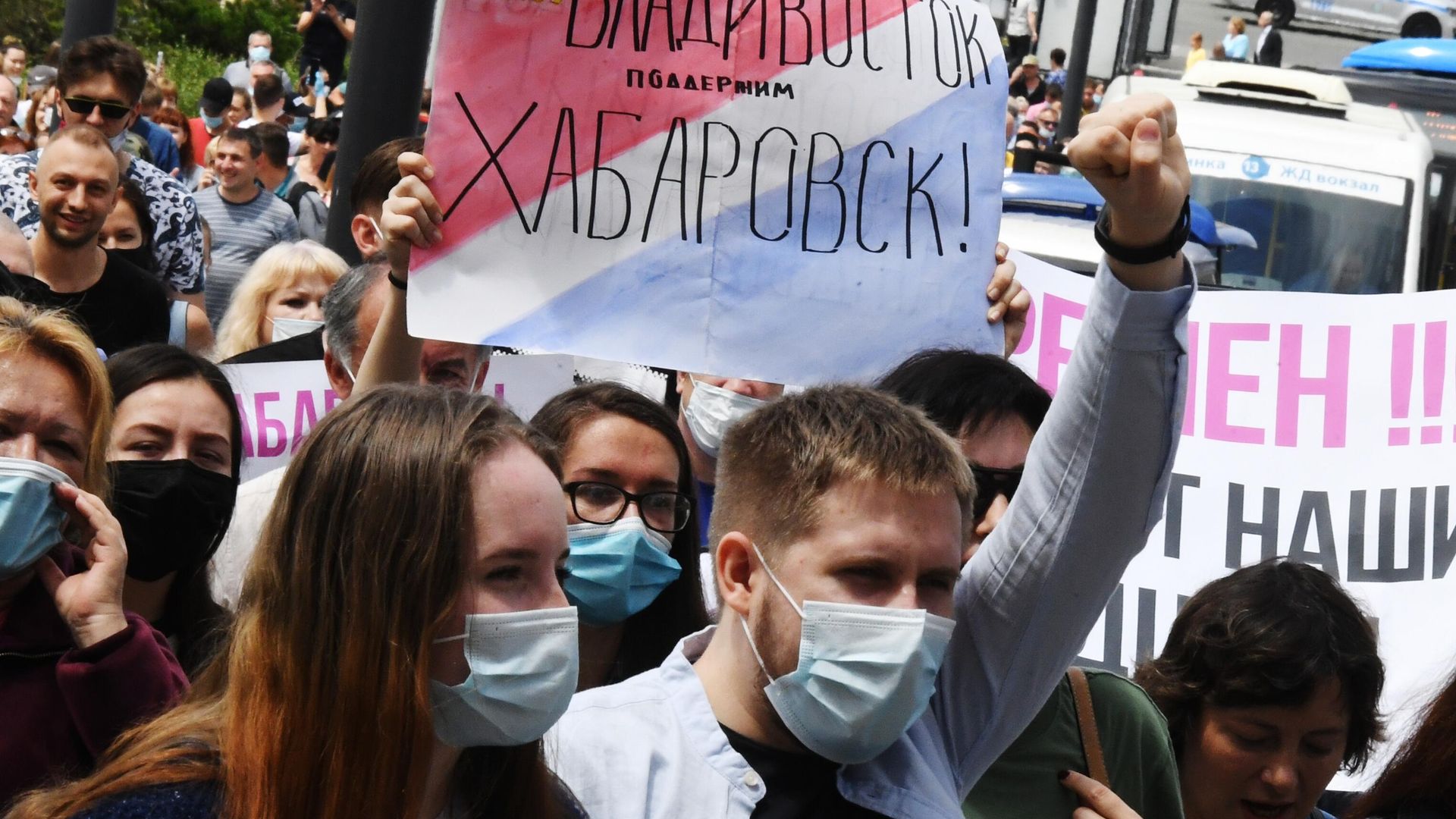 Участники несанкционированной акции в поддержку губернатора Хабаровского края Сергея Фургала во Владивостоке Участники несанкционированной акции в поддержку губернатора Хабаровского края Сергея Фургала во Владивостоке - РИА Новости, 1920, 03.10.2020