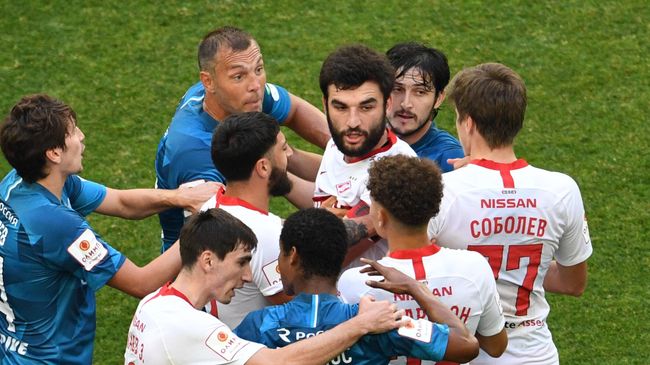 Игроки в матче 1/2 финала кубка России по футболу сезона 2019/2020 между ФК Зенит (Санкт-Петербург) и ФК Спартак (Москва). Справа: игрок ФК Спартак Александр Соболев, второй слева: игрок ФК Зенит Артем Дзюба, третий справа: игрок ФК Спартак Георгий Джикия. Игроки в матче 1/2 финала кубка России по футболу сезона 2019/2020 между ФК Зенит (Санкт-Петербург) и ФК Спартак (Москва). Справа: игрок ФК Спартак Александр Соболев, второй слева: игрок ФК Зенит Артем Дзюба, третий справа: игрок ФК Спартак Георгий Джикия.