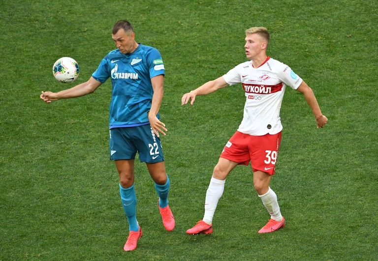 Игрок ФК Зенит Артем Дзюба (слева) и игрок ФК Спартак Павел Маслов в матче 1/2 финала кубка России по футболу сезона 2019/2020 между ФК Зенит (Санкт-Петербург) и ФК Спартак (Москва). Игрок ФК Зенит Артем Дзюба (слева) и игрок ФК Спартак Павел Маслов в матче 1/2 финала кубка России по футболу сезона 2019/2020 между ФК Зенит (Санкт-Петербург) и ФК Спартак (Москва).