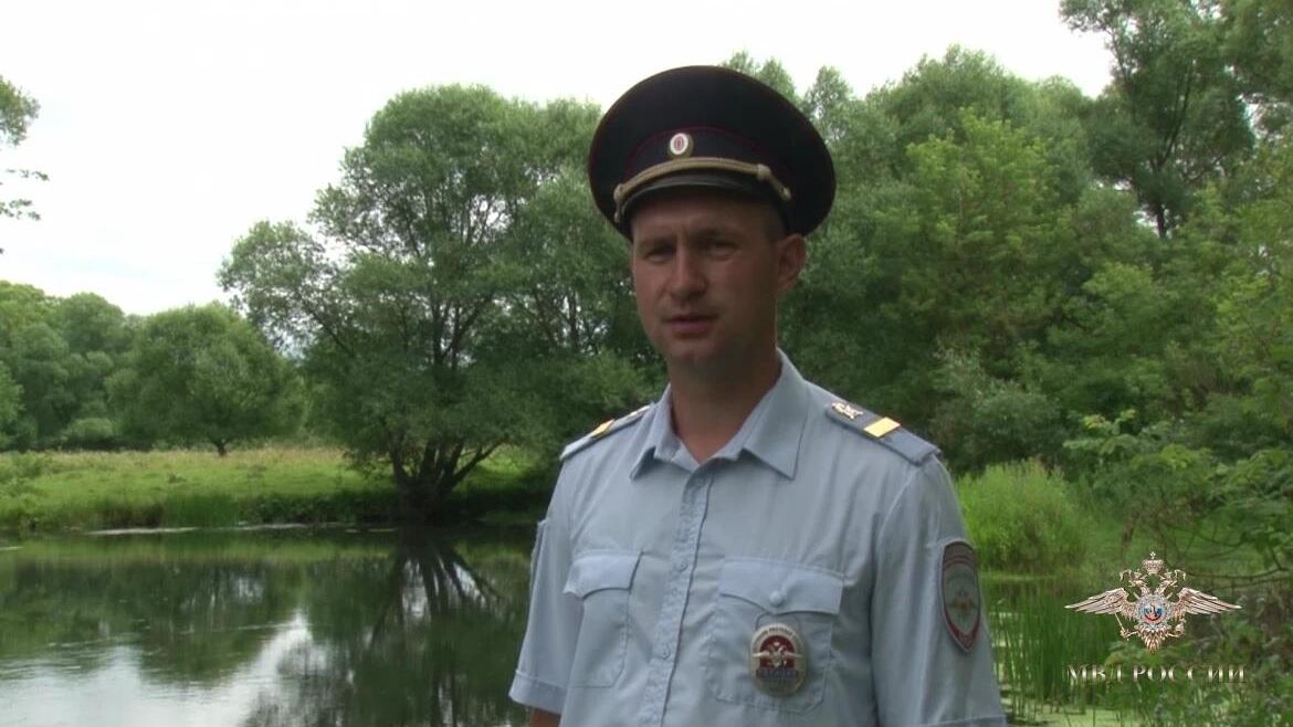 Полицейский Иван Шелепкин спас двух тонущих мужчин в деревне Кривая Лука Орловской области Полицейский Иван Шелепкин спас двух тонущих мужчин в деревне Кривая Лука Орловской области - РИА Новости, 1920, 20.07.2020