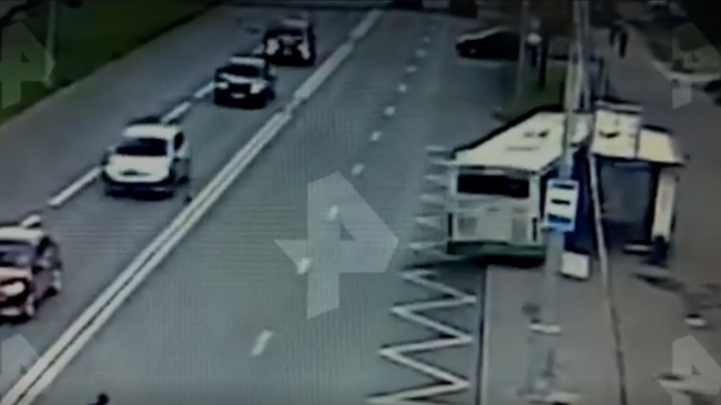 ДТП с врезавшимся в остановку в Москве автобусом попало на видео ДТП с врезавшимся в остановку в Москве автобусом попало на видео