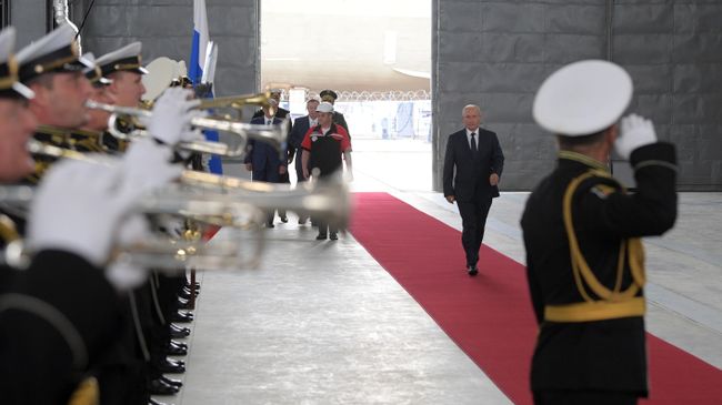 Президент РФ Владимир Путин на церемонии закладки боевых кораблей для Военно-морского флота РФ на судостроительном заводе Залив в Керчи Президент РФ Владимир Путин на церемонии закладки боевых кораблей для Военно-морского флота РФ на судостроительном заводе Залив в Керчи