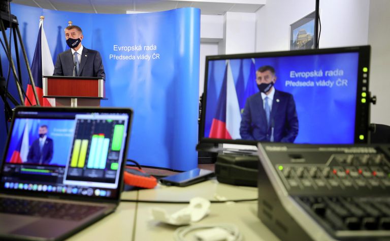 Премьер-министр Чехии Андрей Бабиш выступает на пресс-конференции после во время саммита ЕС в Брюсселе Премьер-министр Чехии Андрей Бабиш выступает на пресс-конференции после во время саммита ЕС в Брюсселе