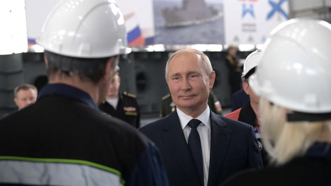 Президент РФ Владимир Путин во время общения с сотрудниками судостроительного завода Залив Президент РФ Владимир Путин во время общения с сотрудниками судостроительного завода Залив