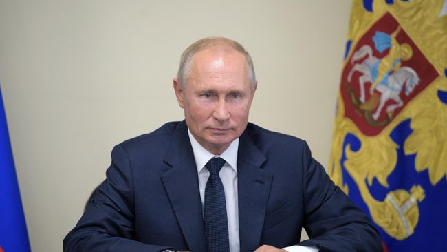 Президент РФ Владимир Путин во время встречи в режиме видеоконференции с депутатом фракции ЛДПР в Государственной Думе РФ Михаилом Дегтяревым в Керчи