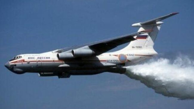 Самолет-зондировщик Ан-26 Циклон с веерной установкой для искусственного вызывания осадков в Якутии Самолет-зондировщик Ан-26 Циклон с веерной установкой для искусственного вызывания осадков в Якутии