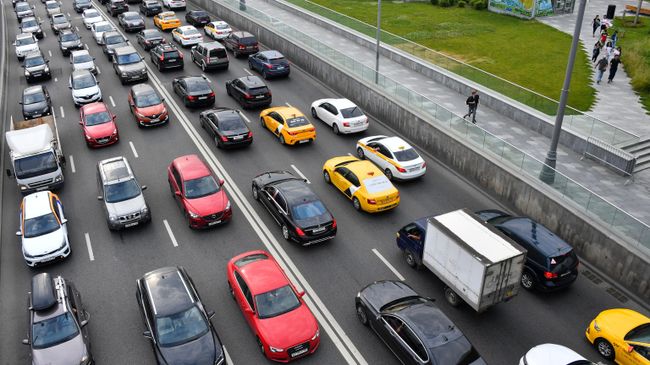 Автомобильное движение на Кремлевской набережной в Москве Автомобильное движение на Кремлевской набережной в Москве