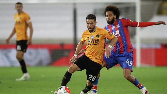 Crystal Palace's Dutch defender Jairo Riedewald (R) vies for the ball against Wolverhampton Wanderers' Portuguese midfielder Joao Moutinho (C) during the English Premier League football match between Wolverhampton Wanderers and Crystal Palace at the Molineux stadium in Wolverhampton, central England  on July 20, 2020. (Photo by Martin Rickett / POOL / AFP) / RESTRICTED TO EDITORIAL USE. No use with unauthorized audio, video, data, fixture lists, club/league logos or 'live' services. Online in-match use limited to 120 images. An additional 40 images may be used in extra time. No video emulation. Social media in-match use limited to 120 images. An additional 40 images may be used in extra time. No use in betting publications, games or single club/league/player publications. / 