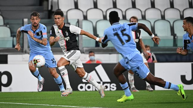 Juventus' Portuguese forward Cristiano Ronaldo (C) fights for the ball with Lazio's Italian defender Francesco Acerbi (L) and Lazio's Angolan defender Bastos (R) during the Italian Serie A football match between Juventus and Lazio, on July 20, 2020 at the Allianz stadium, in Turin, northern Italy. (Photo by Isabella BONOTTO / AFP) Juventus' Portuguese forward Cristiano Ronaldo (C) fights for the ball with Lazio's Italian defender Francesco Acerbi (L) and Lazio's Angolan defender Bastos (R) during the Italian Serie A football match between Juventus and Lazio, on July 20, 2020 at the Allianz stadium, in Turin, northern Italy. (Photo by Isabella BONOTTO / AFP)