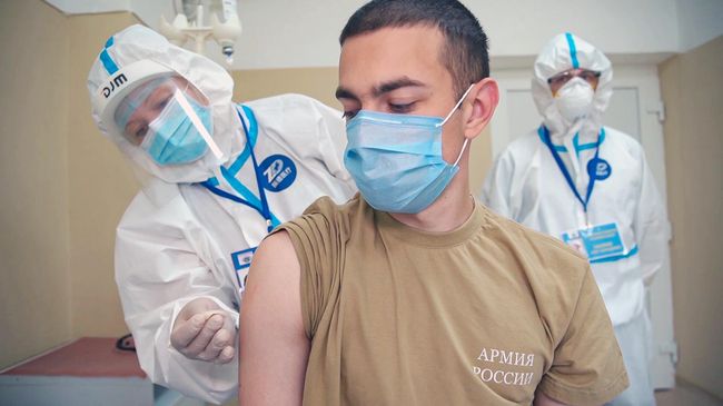 Доброволец во время финальной стадии испытаний вакцины от коронавируса в палате Главного военного клинического госпиталя имени Н. Н. Бурденко Доброволец во время финальной стадии испытаний вакцины от коронавируса в палате Главного военного клинического госпиталя имени Н. Н. Бурденко
