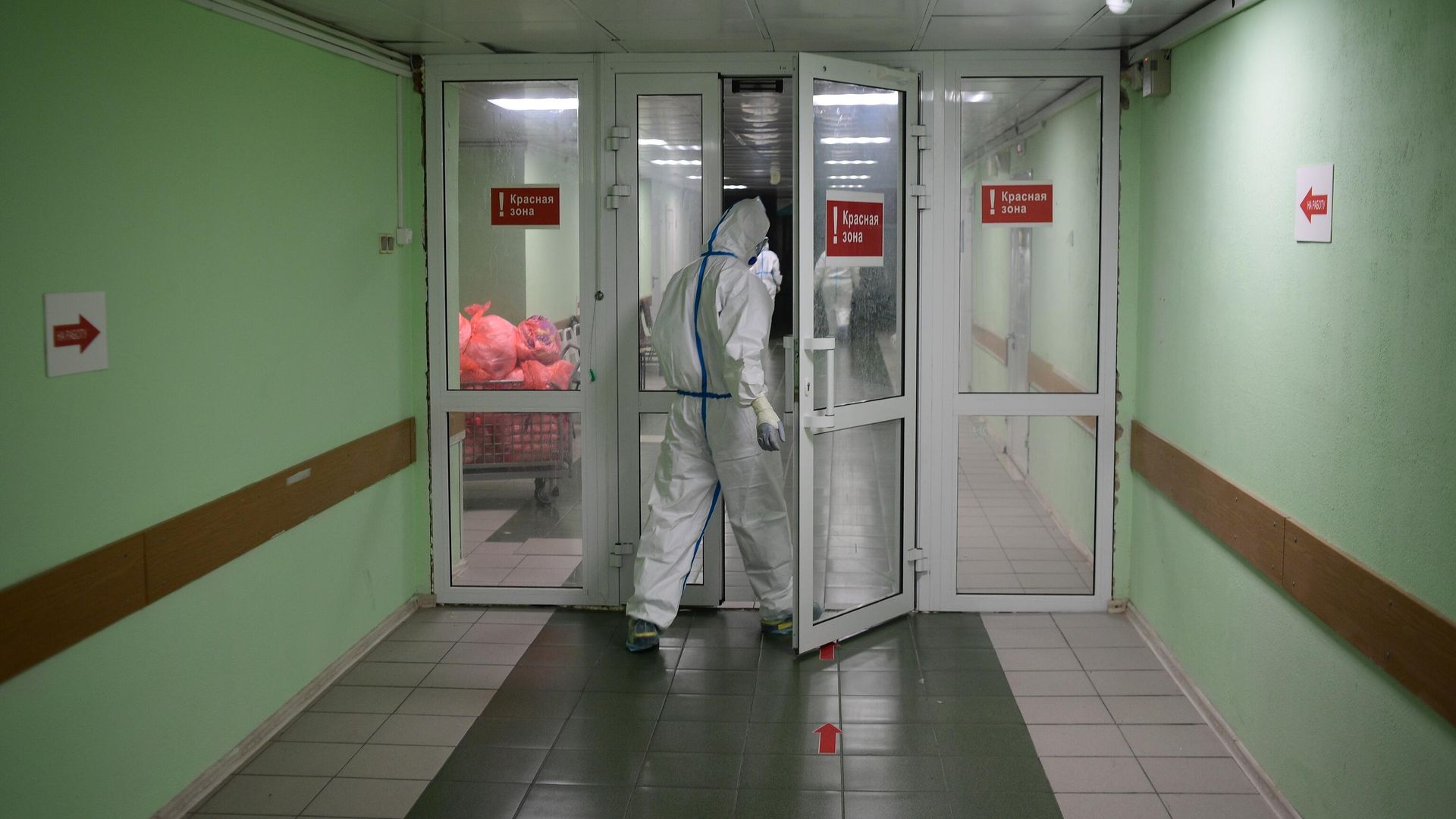 Медицинский работник входит в красную зону госпиталя COVID-19 городской клинической больницы № 15 имени О. М. Филатова в Москве Медицинский работник входит в красную зону госпиталя COVID-19 городской клинической больницы № 15 имени О. М. Филатова в Москве - РИА Новости, 1920, 21.09.2020