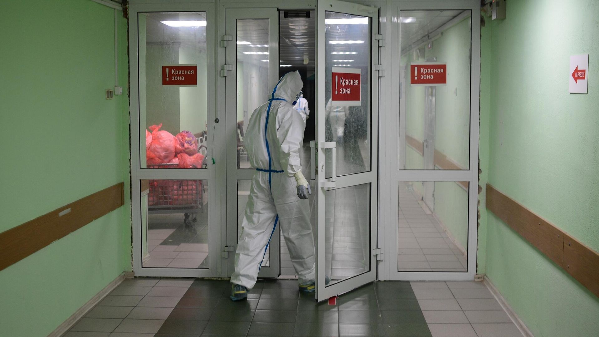 Медицинский работник входит в красную зону госпиталя COVID-19 городской клинической больницы № 15 имени О. М. Филатова в Москве Медицинский работник входит в красную зону госпиталя COVID-19 городской клинической больницы № 15 имени О. М. Филатова в Москве - РИА Новости, 1920, 28.09.2020