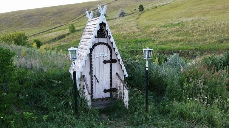 Туалет возле Свято-Троицкого источника близ села Губино в Самарской области Туалет возле Свято-Троицкого источника близ села Губино в Самарской области