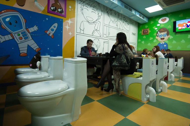 Посетители в тематическом кафе Crazy Toilet на улице Арбат в Москве Посетители в тематическом кафе Crazy Toilet на улице Арбат в Москве