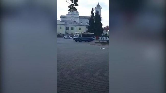 Кадры с площади в Луцке, где неизвестный захватил автобус с заложниками Кадры с площади в Луцке, где неизвестный захватил автобус с заложниками