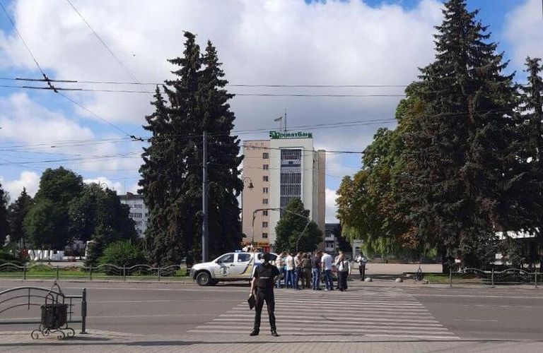 Сотрудники полиции в оцеплении у места, где мужчина захватил автобус с 20 заложниками в Луцке Сотрудники полиции в оцеплении у места, где мужчина захватил автобус с 20 заложниками в Луцке