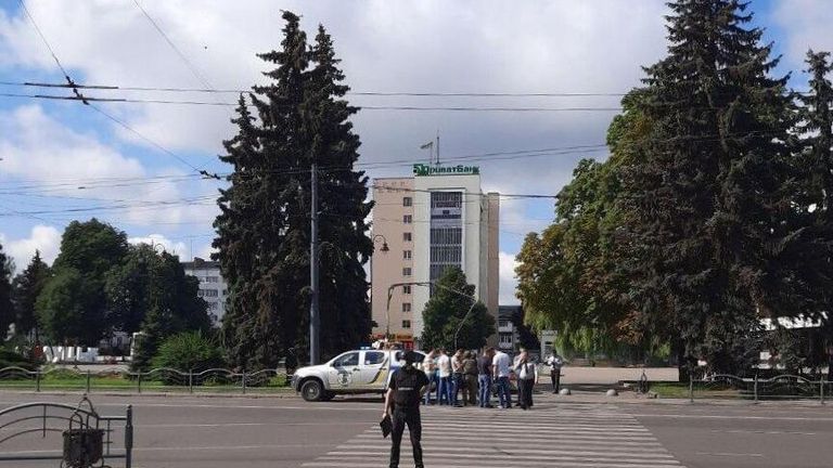 Сотрудники полиции в оцеплении у места, где мужчина захватил автобус с 20 заложниками в Луцке Сотрудники полиции в оцеплении у места, где мужчина захватил автобус с 20 заложниками в Луцке