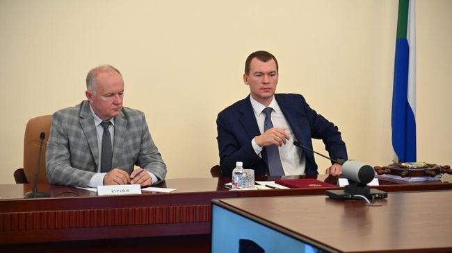 Временно исполняющий обязанности губернатора Хабаровского края Михаил Дегтярев (справа) Временно исполняющий обязанности губернатора Хабаровского края Михаил Дегтярев (справа)