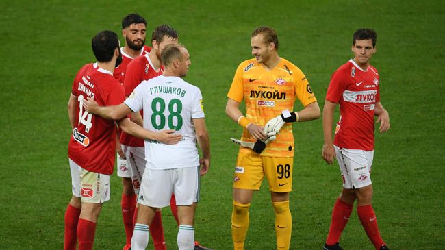 Игроки ФК Спартак радуются победе в матче 29-го тура чемпионата России по футболу среди клубов Премьер-лиги между командами ФК Спартак (Москва) и ФК Ахмат (Грозный). Слева: игрок ФК Спартак Георгий Джикия, второй слева, игрок ФК Спартак Самуэль Жиго, четвертый слева: игрок ФК Ахмат Денис Глушаков, второй справа: вратарь ФК Спартак Александр Максименко. Игроки ФК Спартак радуются победе в матче 29-го тура чемпионата России по футболу среди клубов Премьер-лиги между командами ФК Спартак (Москва) и ФК Ахмат (Грозный). Слева: игрок ФК Спартак Георгий Джикия, второй слева, игрок ФК Спартак Самуэль Жиго, четвертый слева: игрок ФК Ахмат Денис Глушаков, второй справа: вратарь ФК Спартак Александр Максименко.