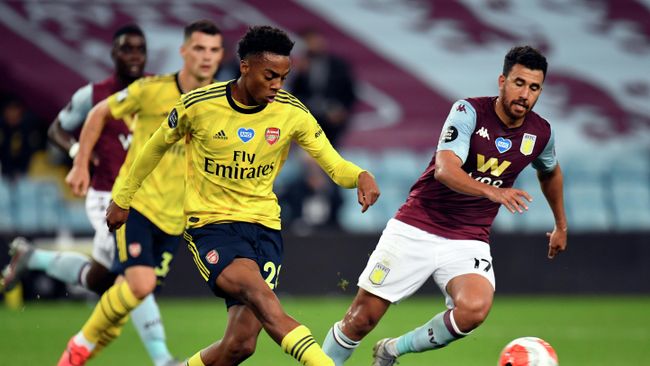 Arsenal's English midfielder Joe Willock (C) and Aston Villa's Egyptian midfielder Trezeguet compete during the English Premier League football match between Aston Villa and Arsenal at Villa Park in Birmingham, central England on July 21, 2020. (Photo by PETER POWELL / POOL / AFP) / RESTRICTED TO EDITORIAL USE. No use with unauthorized audio, video, data, fixture lists, club/league logos or 'live' services. Online in-match use limited to 120 images. An additional 40 images may be used in extra time. No video emulation. Social media in-match use limited to 120 images. An additional 40 images may be used in extra time. No use in betting publications, games or single club/league/player publications. / 