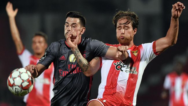 Benfica's Portuguese midfielder Pizzi (L) vies with Aves' Portuguese midfielder Bruno Morais during the Portuguese League football match between CD Aves and SL Benfica at the CD Aves stadium in Aves on July 21, 2020. (Photo by MIGUEL RIOPA / AFP)