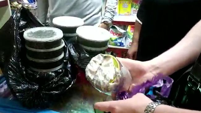 Банки с предположительно черной икрой осетровых пород, изъятые сотрудниками ФСБ РФ Банки с предположительно черной икрой осетровых пород, изъятые сотрудниками ФСБ РФ