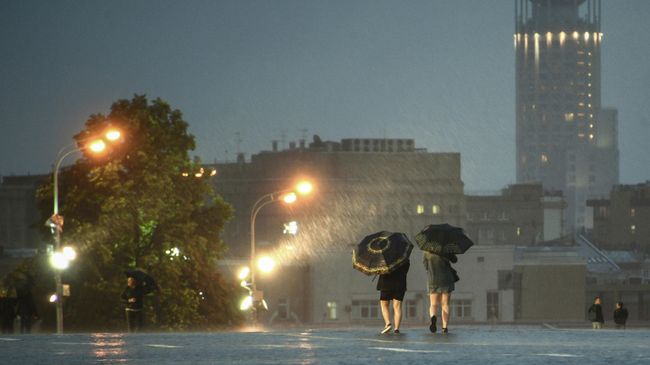 Прохожие во время грозы на одной из улиц в Москве Прохожие во время грозы на одной из улиц в Москве