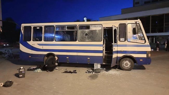 Эксперты-криминалисты проводят следственные действия у автобуса в Луцке Эксперты-криминалисты проводят следственные действия у автобуса в Луцке