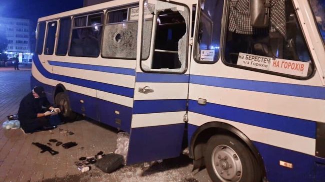 Эксперты-криминалисты проводят следственные действия у автобуса в Луцке Эксперты-криминалисты проводят следственные действия у автобуса в Луцке