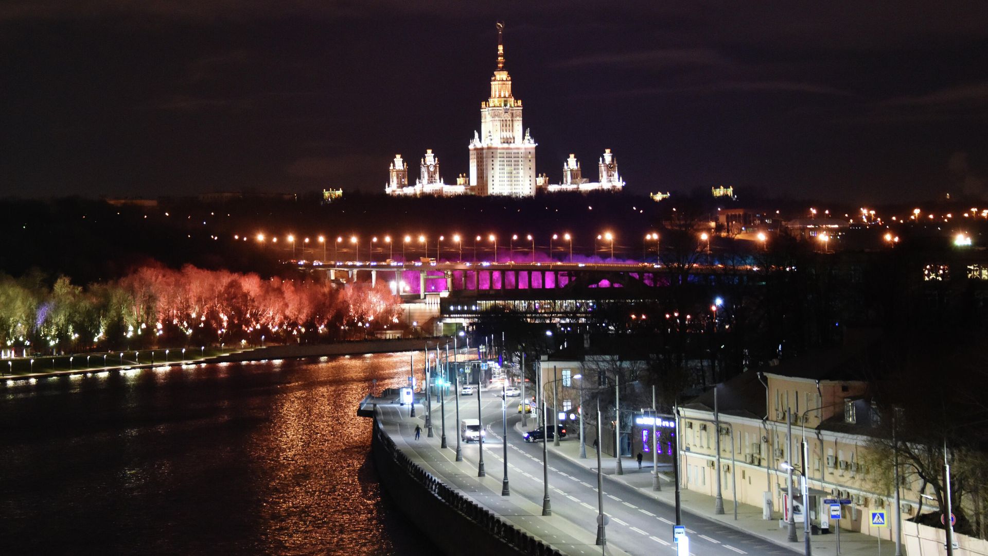 Лужнецкая набережная в Москве. На дальнем плане: здание Московского государственного университета имени М. В. Ломоносова - РИА Новости, 1920, 28.10.2020