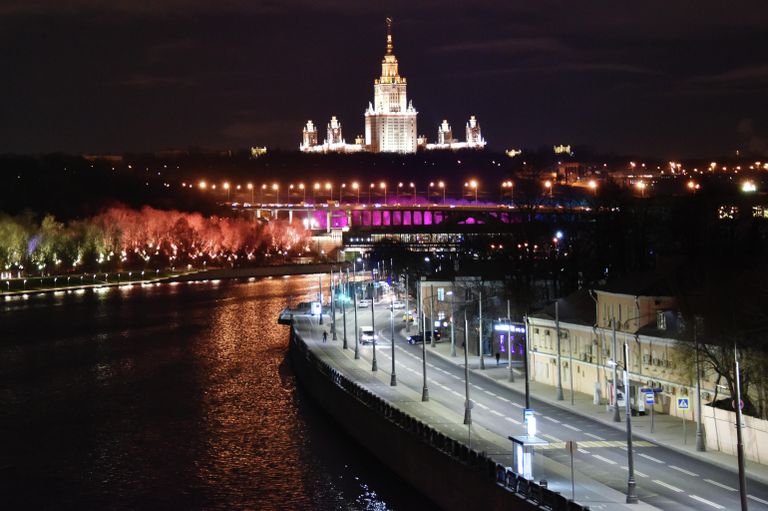 Лужнецкая набережная в Москве. На дальнем плане: здание Московского государственного университета имени М. В. Ломоносова Лужнецкая набережная в Москве. На дальнем плане: здание Московского государственного университета имени М. В. Ломоносова